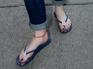 Michelle Trachtenberg feet photo thumbnail