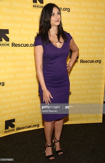 Morena Baccarin feet photo thumbnail