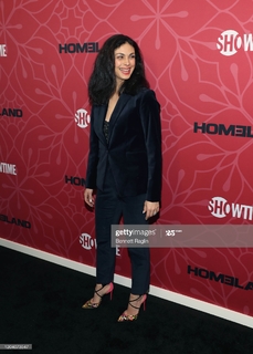Morena Baccarin feet photo thumbnail