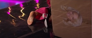 Pamela Anderson feet photo thumbnail