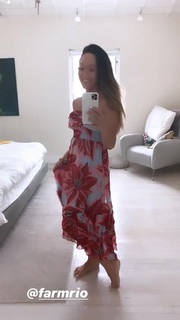 Kino MacGregor feet photo thumbnail