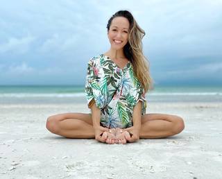Kino MacGregor feet photo thumbnail