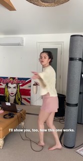 Selena Gomez feet photo thumbnail