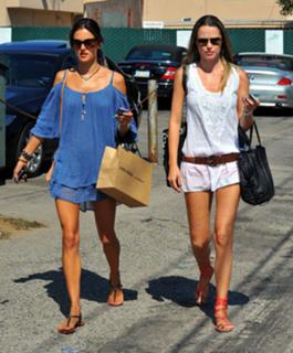 Alessandra Ambrosio feet photo thumbnail