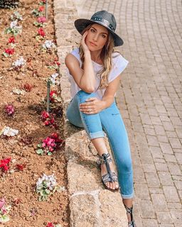 Athina Oikonomakou feet photo thumbnail