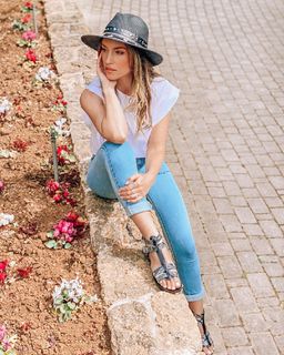 Athina Oikonomakou feet photo thumbnail