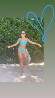 Vanessa Hudgens feet photo thumbnail
