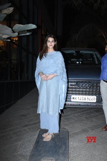 Kriti Sanon feet photo thumbnail