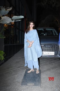 Kriti Sanon feet photo thumbnail