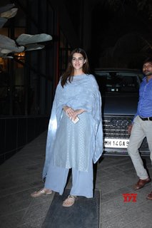Kriti Sanon feet photo thumbnail
