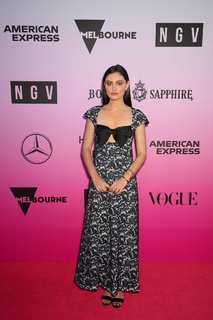 Phoebe Tonkin feet photo thumbnail