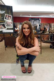 Joss Stone feet photo thumbnail