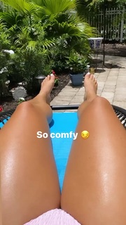 Amanda Saccomanno feet photo thumbnail