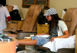 Ashley Tisdale feet photo thumbnail