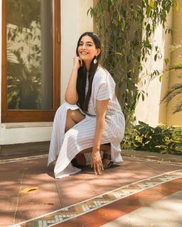 Sonam Kapoor feet photo thumbnail
