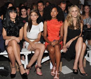 Sarah Hyland feet photo thumbnail