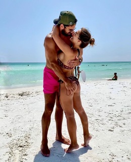 Jessie James Decker feet photo thumbnail