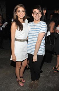 Sarah Hyland feet photo thumbnail