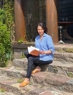 Anna Popek feet photo thumbnail