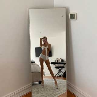 Pia Mia feet photo thumbnail