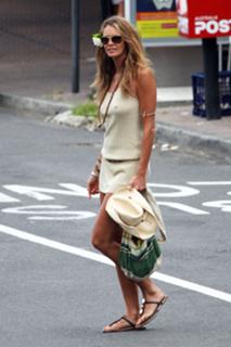 Elle Macpherson feet photo thumbnail