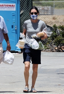 Courteney Cox feet photo thumbnail