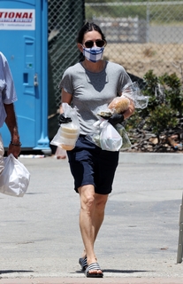 Courteney Cox feet photo thumbnail