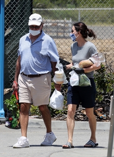 Courteney Cox feet photo thumbnail