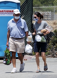 Courteney Cox feet photo thumbnail