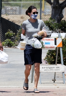 Courteney Cox feet photo thumbnail