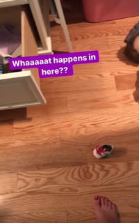 Angela Kinsey feet photo thumbnail