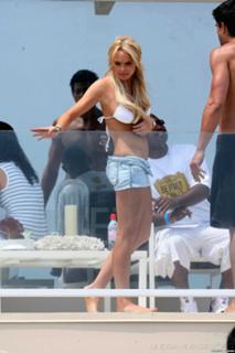 Lindsay Lohan feet photo thumbnail