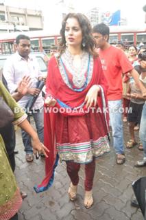 Kangana Ranaut feet photo thumbnail