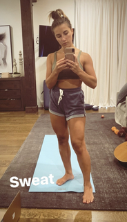 Jessie James Decker feet photo thumbnail