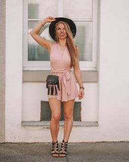 Lola Weippert feet photo thumbnail