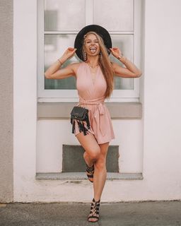 Lola Weippert feet photo thumbnail