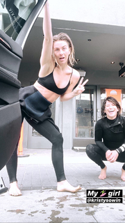 Julianne Hough feet photo thumbnail
