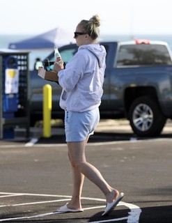 Sophie Turner feet photo thumbnail