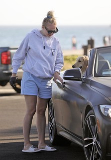 Sophie Turner feet photo thumbnail