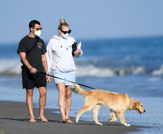 Sophie Turner feet photo thumbnail