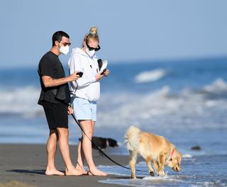 Sophie Turner feet photo thumbnail