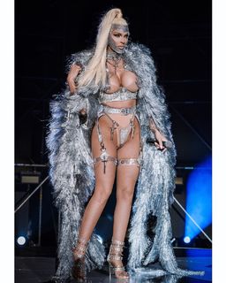 Jelena Karleusa feet photo thumbnail