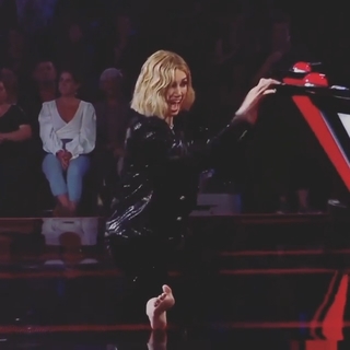 Delta Goodrem feet photo thumbnail