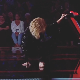 Delta Goodrem feet photo thumbnail