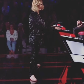 Delta Goodrem feet photo thumbnail