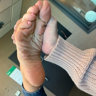 Kyle Unfug feet photo thumbnail