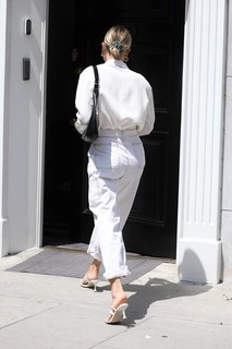 Hailey Bieber feet photo thumbnail