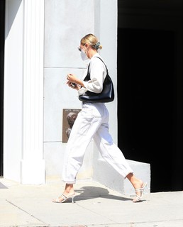 Hailey Bieber feet photo thumbnail