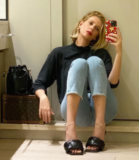 Alessia Marcuzzi feet photo thumbnail