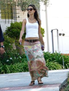 Alessandra Ambrosio feet photo thumbnail
